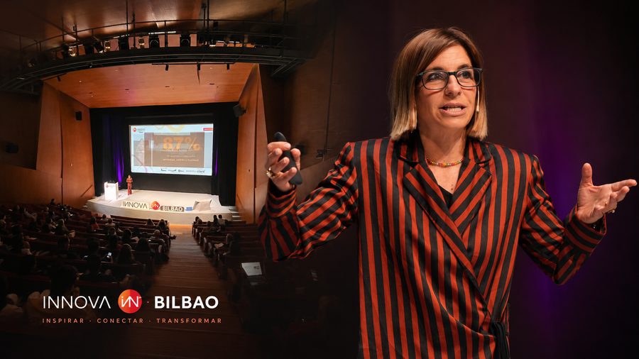Julieta Bolullo dando una ponencia en INNOVA Bilbao, con el auditorio lleno