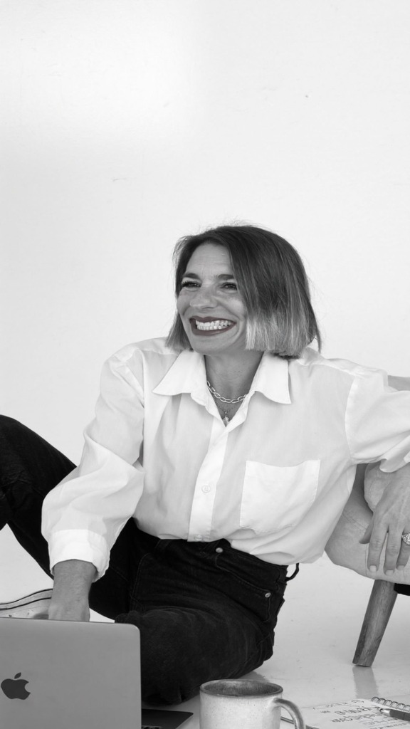 Julieta Bolullo, fundadora de La Agencia de IA y creadora de La Centralita, sonriendo en su estudio